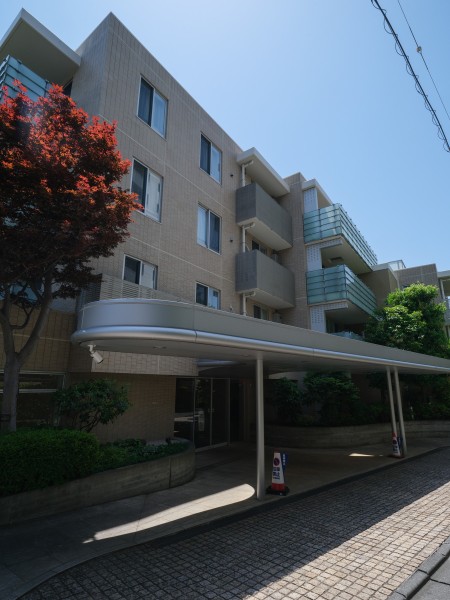 上質な居住空間へやさしく誘うエントランスです。堂々たる趣の中に自然の潤いも感じる外観は、住まう方が描くライフステージを実現させます。