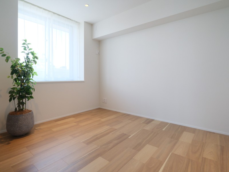 洋室1は約8.7帖の広々としたお部屋です。南西向きの窓から温かな光が入り、のびやかにプライべート時間を満喫できそうです。