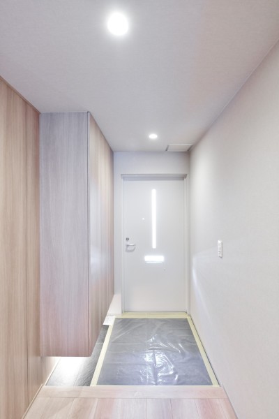 .フットライトが優しく足元を照らし、家族やゲストを暖かく迎え入れてくれる玄関です。人感センサーライトを設置していますので、手がふさがっている時や遅い時間のご帰宅でも自動点灯で安心です。