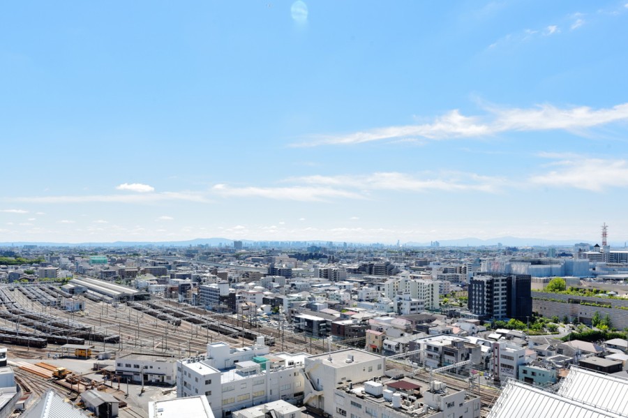 14階部分の東向きのお部屋で前面を遮る建物はないので、大きな空と遠くの街並みを見渡せる爽快な眺望が広がります。時間や季節の変化を感じながら大きく伸びをしたくなるような空間です。