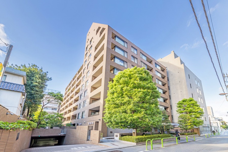 羨望の地「千代田区六番町」アドレスに佇むマンションです。「麹町」駅まで徒歩2分、2駅2路線が利用でき、アクセス至便な住環境、安心の免震構造です。