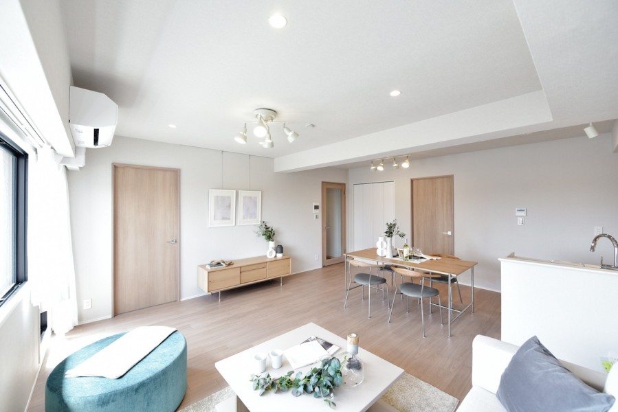 南西向きのバルコニーに面した開放感あふれるLDKです。最上階のお部屋ですので、前面を遮る建物はなく一日を通して明るい光が差し込み、快適な空間を保つことができます。