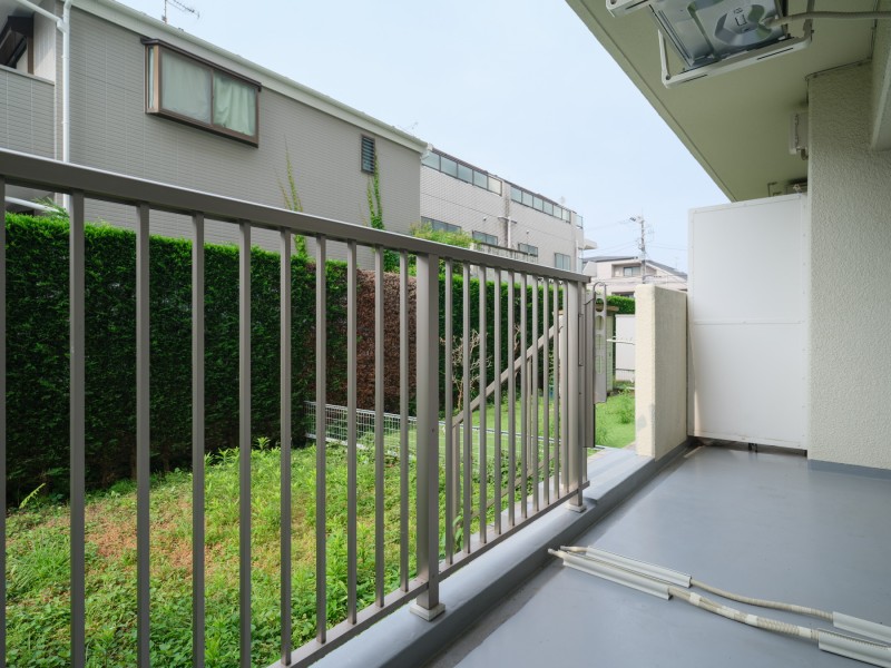 心地よい陽光を取り込み、空間をゆるやかに紡ぐバルコニーです。