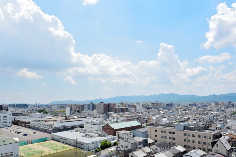 屋上ルーフバルコニーからは前面を遮るもののない開放的な眺望が広がります。京都の夏の夜を彩る、京都市登録無形民俗文化財である五山の送り火(大文字、左大文字、舟形、法)をご自宅から眺めることができます。