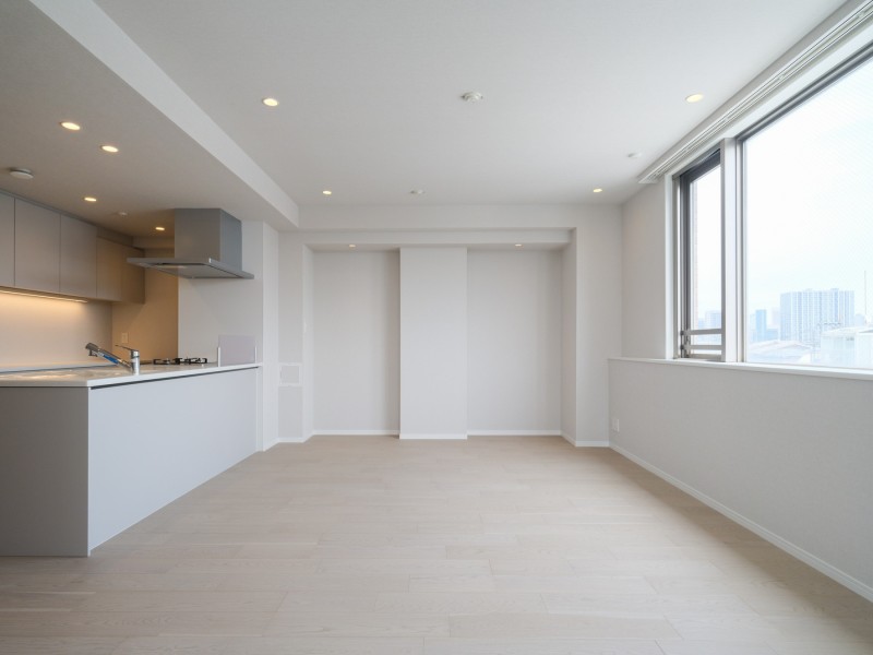 3方角部屋につき、開口部が多く陽当り・通風・眺望良好のお部屋です。上質な素材と落ち着いたトーンで統一したリノベーションを施しました。