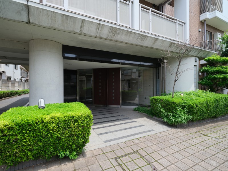 日勤の管理人さんによって整えられたエントランスです。住友グループの安心管理で、清掃が行き届いた様子から管理体制の良さが伺えます。