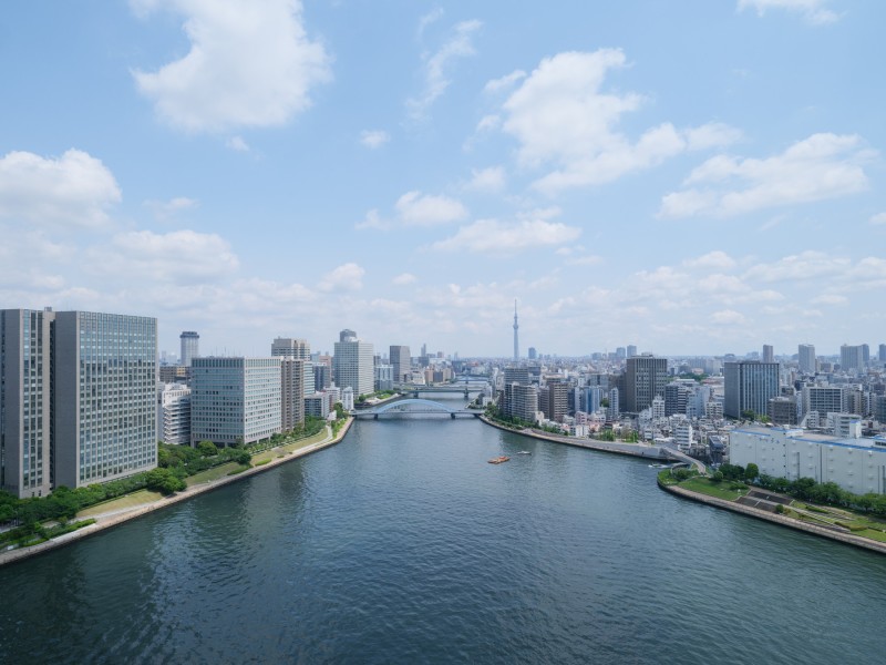 視界の先までゆったりと広がる晴海運河を望む、開放感あふれる眺望です。水辺ならではの広がりと空の抜けが心地よく、都心にいながらゆとりを感じられる景色が広がっています。