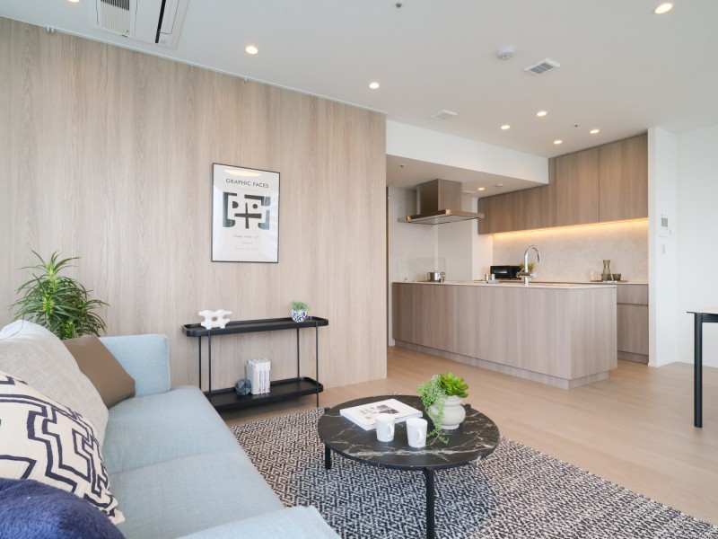 こだわった素材や意匠を纏い、柔らかく、美しく創りあげたお部屋です。流行を先駆けながら、喧騒と一線を画す安らぎの居住空間がここにあります。