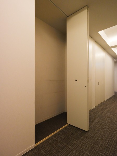 トランクルーム付きのお部屋です。施錠ができ、24時間自由に出し入れできてうれしい設備です。普段はあまり使わない荷物を収納すれば、家の中がスッキリ片付くので居室を広く使えます。