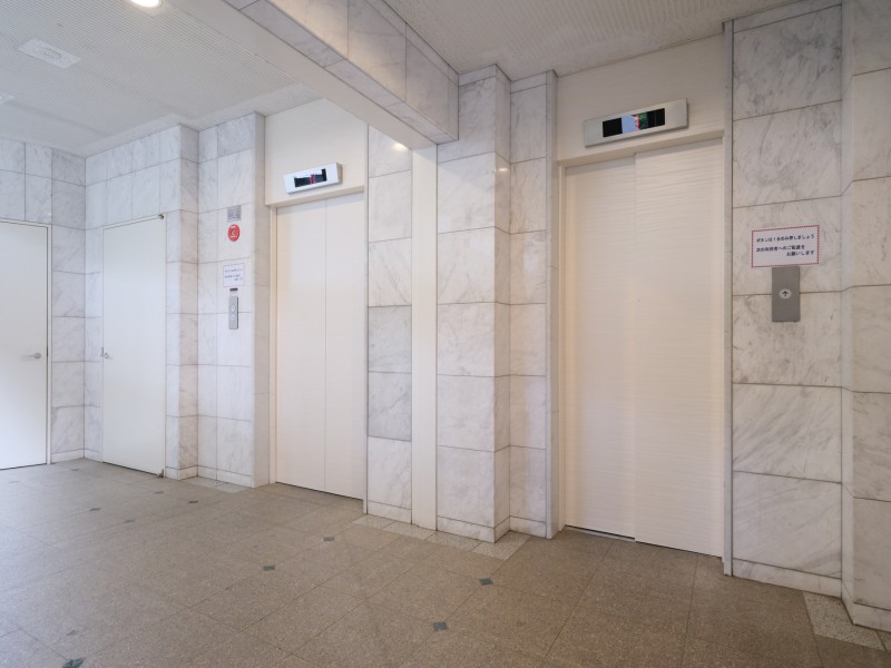 ◆エレベータ二基◆共用部にはエレベーターが二基完備されているので、マンション内の移動も快適です。共用部は清潔に保たれ、住まう方が気持ち良く暮らせるよう管理が行き届いています。