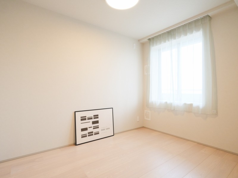 洋室2はテレワークや読書など落ち着いた時間を過ごすのにもぴったりなお部屋です。自分らしい使い方で心地よい時間をお過ごしいただけます。