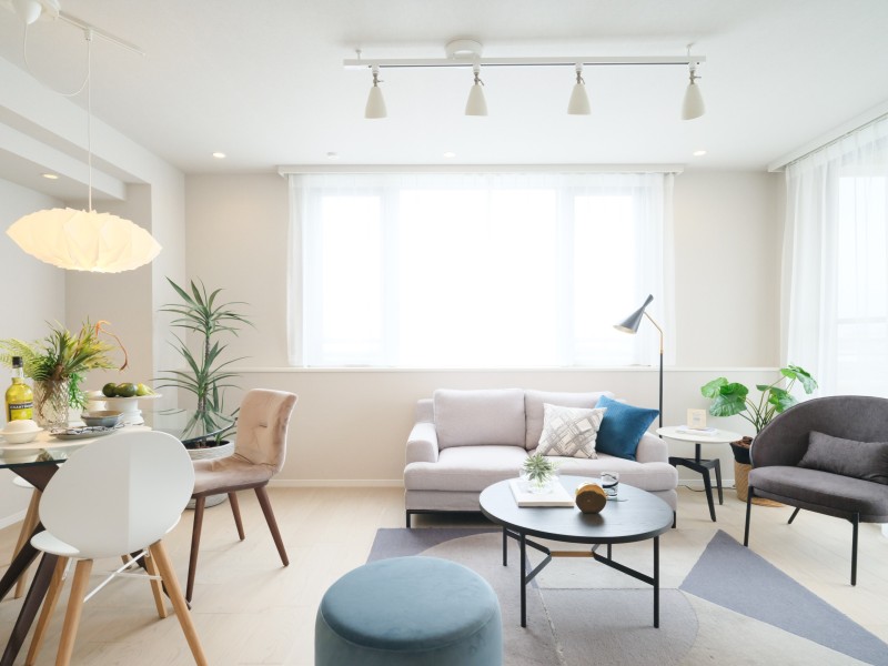 3方角部屋につき、開口部が多く陽当り・通風・眺望良好のお部屋です。上質な素材と落ち着いたトーンで統一したリノベーションを施しました。