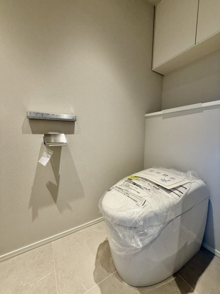 タンクレストイレやスティックリモコンでスタイリッシュな雰囲気を演出したレストルームです。毎日使う場所だからこそ、清潔感と使いやすさを考慮しました。