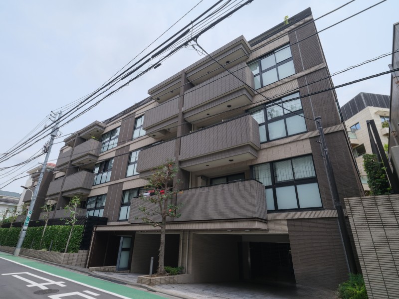 2014年築、パナホーム(株)旧分譲のマンションです。トランクルーム付き住戸(0.81m²)です。2匹までペット飼育可能(飼育細則有)です。