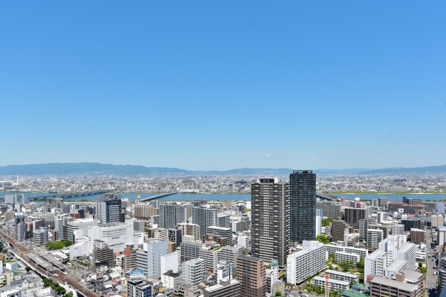 西側は大阪夏の風物詩の淀川花火大会をお部屋から堪能できる贅沢な眺望が広がります。淀川の流れにきらきらと陽の光が反射し、大阪のエネルギッシュな街の風景と共に日々の活力を与えてくれます。