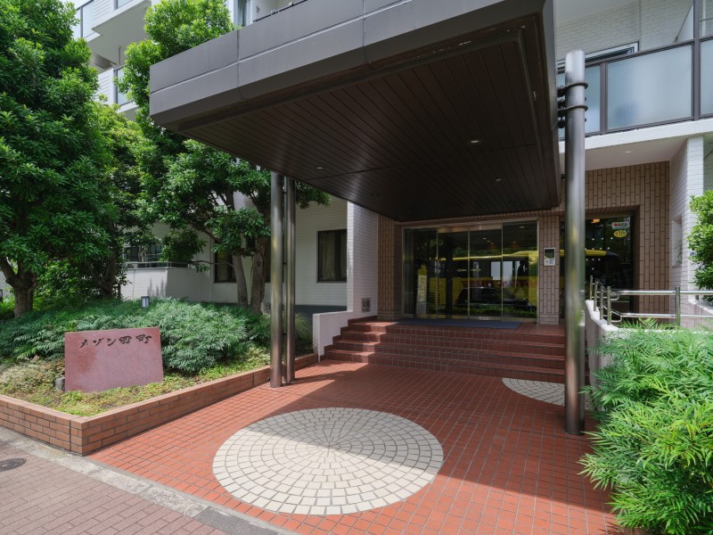 手入れの行き届いた植栽が印象的なエントランスです。2018年に大規模修繕工事を実施しており、美しく管理された共用部が心地よい暮らしを彩ります。