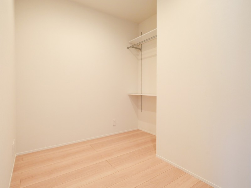 書斎として集中したり、趣味を愉しむお部屋としても活躍しそうな洋室2です。住まう方の趣味や感性で飾っていただけるように、シンプルな内装で仕上げました。