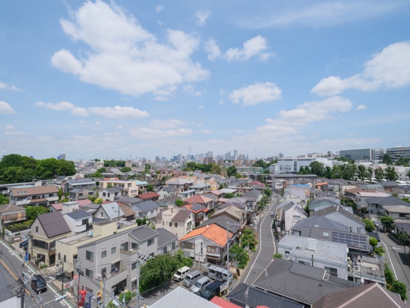 遠くまで見渡せる開放的な眺望です。空の移ろいや街の表情を身近に感じられ、日常に心地よいゆとりをもたらしてくれます。