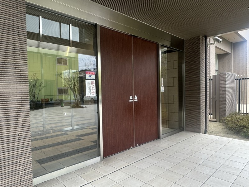 平成20年建築、総戸数232戸のビッグコミュニティです。2頭までペットを飼育することができ、ペット足洗い場を完備しています。焼野小学校まで約720m、茨田北中学校まで約850mです。