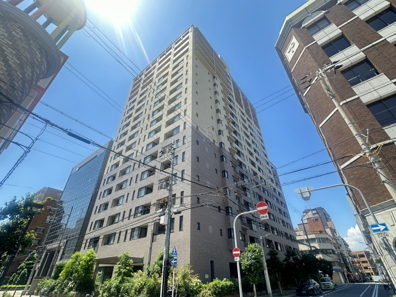 地下鉄線・JR線など4沿線利用可能な便利な立地ながら静かに暮らせる環境が魅力的です。近くに天神橋筋商店街があり、たくさんの飲食店や商店が並び、大阪らしい雰囲気を感じながら食べ歩きやお買物を楽しめます。