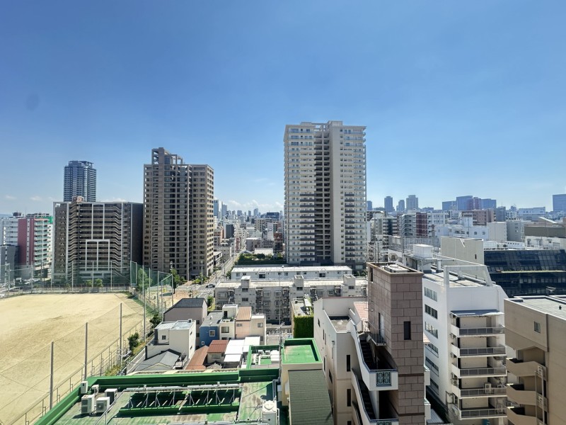 12階部分の南西角住戸、南側の眺望です。前面を遮る建物はなく、視線が大きく抜けるため、都心にいながら季節や時間と共に表情を変える伸びやかな空を身近に感じることができます。