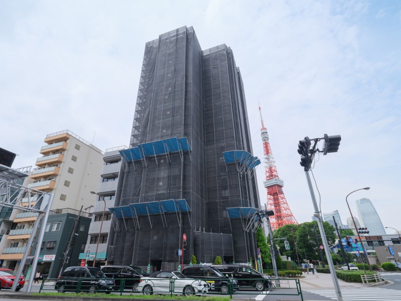 赤羽橋駅徒歩1分に位置する、東急不動産旧分譲〈BRANZ〉シリーズのマンションです。都会らしさを象徴する東京タワーまでも徒歩8分という立地であり、ただいま共用部大規模修繕工事が実施されています。