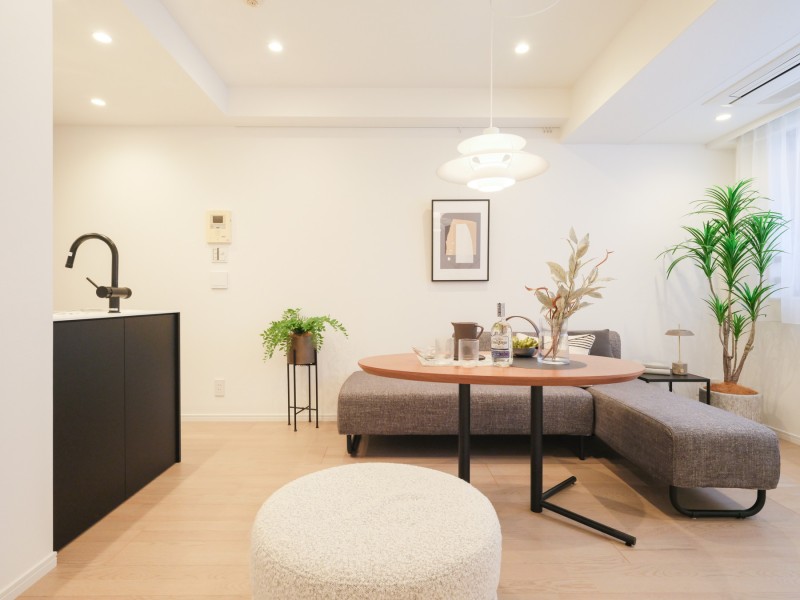 ダークカラーのキッチンをアクセントとしたモダンなお部屋です。リラックスできる住空間と機能性を兼ね備え、事務所利用にも適した一室です。
