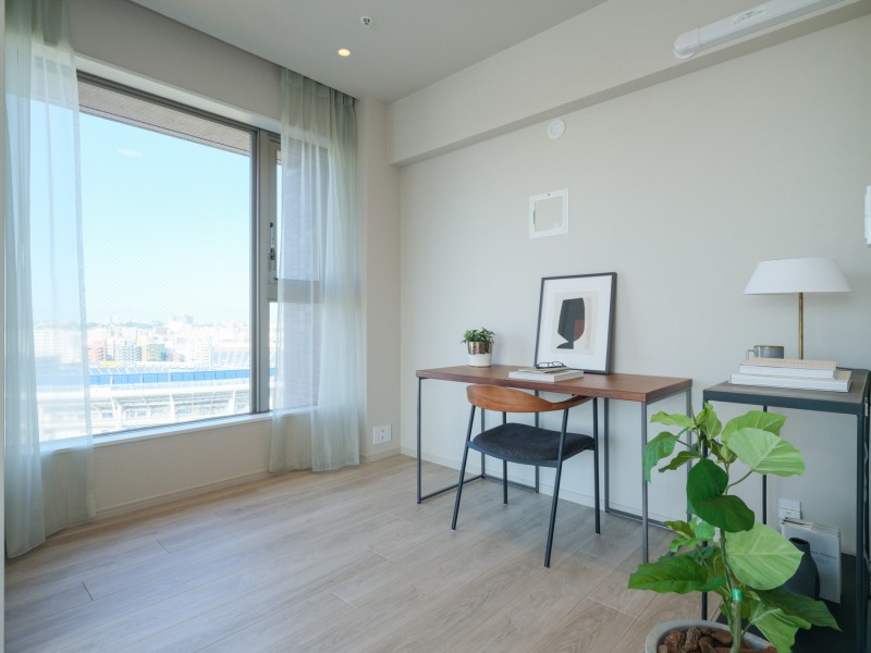 リビングに隣接する洋室3です。住まう方の趣味や感性で飾っていただけるように、シンプルな内装で仕上げました。
