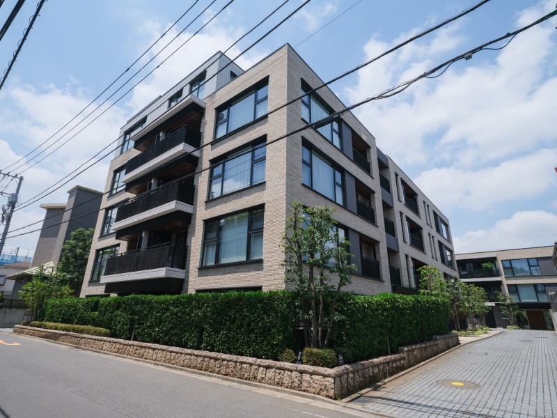 都心の高台、屋敷町の風情が息づく地に佇む低層レジデンスです。徒歩圏内にスーパーやコンビニ等があり、住環境良好です。2匹までペット飼育可能(規約有)です。