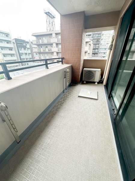 南向きで明るいバルコニーです。心地よい陽光を取り込み、空間をゆるやかに紡ぐ大切なリフレッシュスペースです。