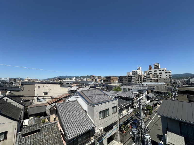 最上階5階部分の北西角住戸ですので、気持ちよく吹き抜ける風と愛宕山を望む眺望で、季節の移ろいを身近に感じることができます。大きな空を眺めながらリフレッシュできます。