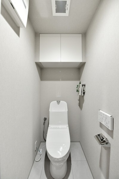 TOTO製ウォシュレット一体型のトイレを新規交換済みです。お掃除しやすい機能や汚れのつきにくい素材を使用しており、いつも清潔に保てます。吊戸棚を備え付け、収納にも便利です。