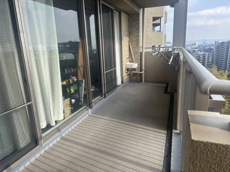 9階部分の三方角住戸で、お部屋のなかに柔らかな光とさわやかな風を運んでくれます。バルコニーにはスロップシンクがあり、つけおき洗いやお掃除の際に便利です。両面バルコニーで居室を快適に保つことができます。.