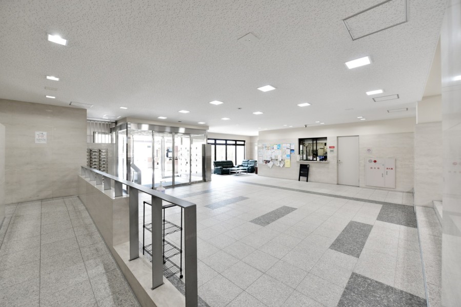 上質な御影石が醸し出すホテルライクなロビー空間です。広々とした共用スペースが、日々の暮らしにゆとりと品格をもたらします。高倉小学校まで約550m、京都御池中学校まで約1350mです。
