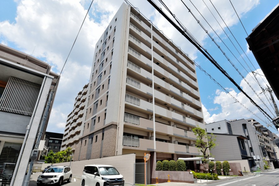 地下鉄烏丸御池駅徒歩6分、3沿線利用可能で通勤・通学も便利です。雨に濡れない地下駐車場があり、乗り降りしやすくお車も傷みにくくなっています。総戸数135戸、平成10年建築、竹中工務店旧施工のマンションです。