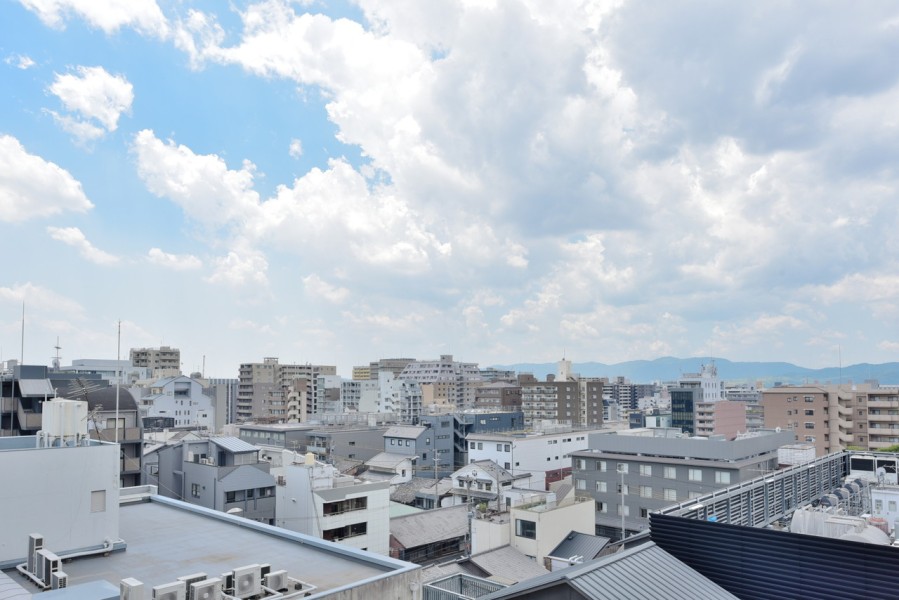 11階建て9階部分の高層階、前面を遮る建物はございませんので、季節や時間と共に変化していく大きな青い空と古都・京都の街並みを堪能できます。大きく伸びをしたくなるような爽快な眺めが広がります。