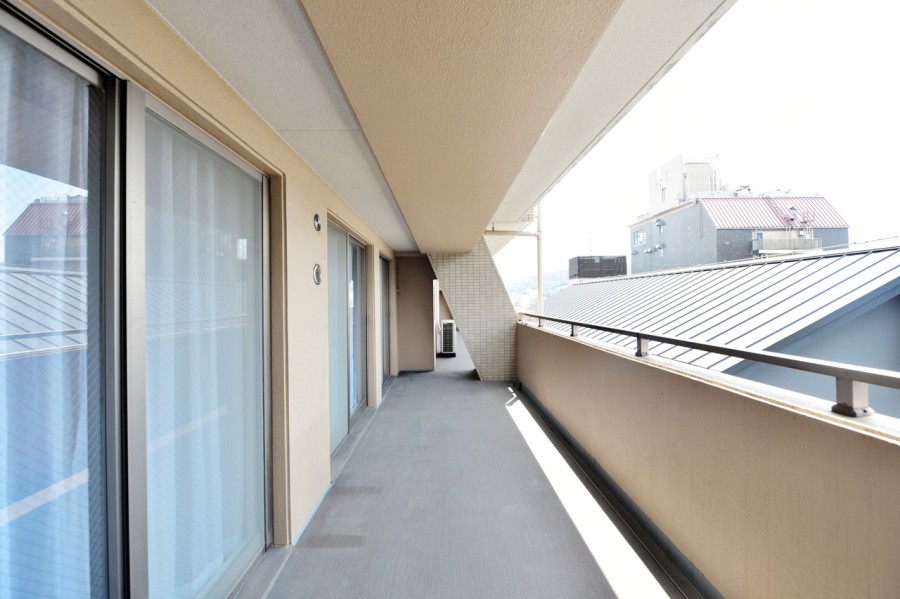 南側のワイドスパンバルコニーはお部屋のなかに優しい光とさわやかな風を届け、開放感ある暮らしを演出しています。全ての居室がバルコニーに面した、空とのつながりを感じる空間です。