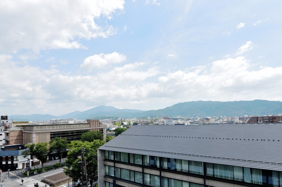 東山連峰を望む眺望が広がり、五山の送り火(大文字)鑑賞可能です。大きな空と時間や四季と共に変化する山々の景色が、日常生活に更なる安らぎを与えてくれます。京都らしい風情を感じながらお過ごし頂けます。