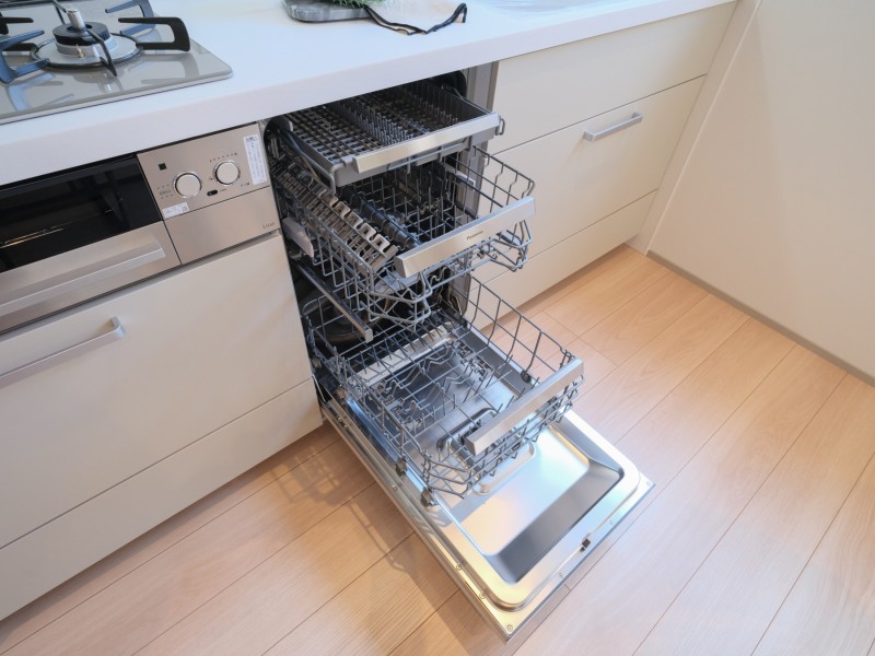 ◆食器洗浄機◆家事の時間を短縮できる優れもの。さらに節水・節約を同時に行うことができるので、人気があり重宝します。
