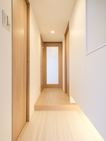 住まいの第一印象を彩る明るく清潔感のある玄関です。各居室へスムーズにつながる動線を確保し、慌ただしい朝の準備や帰宅時も快適。家族みんなが心地よく暮らせる設計です。
