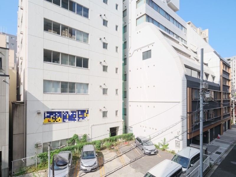 明るい陽光が室内へ差し込む開口部。都心に住まいながらも圧迫感を感じにくく、心地よい住空間を実現します。オンもオフも快適に過ごせる、中央区ならではの利便性と住みやすさが魅力です。
