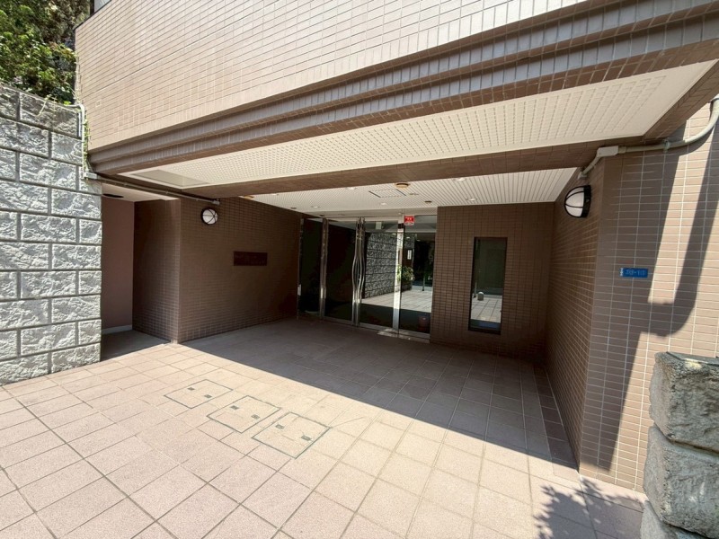 上質なレジデンスの風格を纏い、住まう方を迎えるエントランスです。街の喧騒から私邸へと気持ちを切り替える大切な共用部は、邸宅の趣を静かに物語っています。