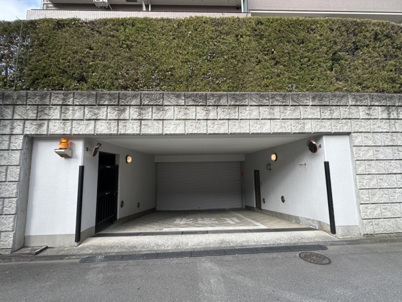 所有権付きの屋内平置き駐車場を完備。シャッター付きのため大切な愛車を安心して保管できます。週末は車で軽井沢や箱根へ出かけ、帰宅後もスムーズに駐車できる贅沢なカーライフを実現します。