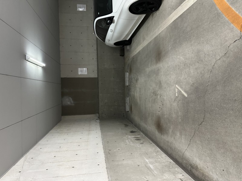大型車にも対応可能な屋内平置き駐車場。平置きで待ち時間がなく、急な外出や送迎もスムーズです。天候を気にせず乗り降りできるため、日々の移動をより快適でスマートにサポートします。