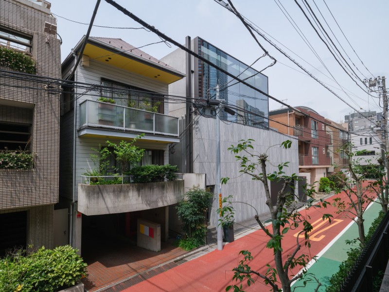 周辺には低層の建物が並び、落ち着いた住環境が感じられる眺望です。暮らしに寄り添う穏やかな景色が広がります。