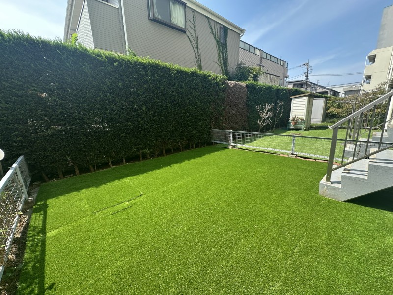 約29m²の広々とした専用庭付きです。お子さまの外遊びやガーデニングはもちろん、休日にはテーブルを出してブランチを楽しむなど、戸建て感覚のゆとりある時間をお過ごしいただけます。