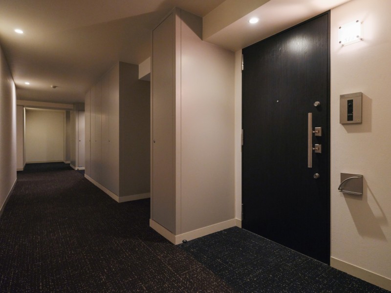 エレベーターを降りてお部屋へと続く廊下は、内廊下設計です。外気の影響を受けにくく、プライバシーも守られやすいです。