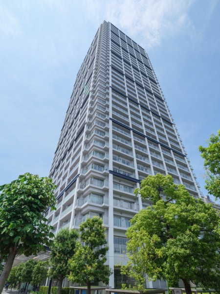 総戸数594戸、三井住友建設(株)が設計・施工を行った40階建タワーレジデンスです。フィットネススタジオや託児所など充実の共用設備が生活を豊かに彩ります。