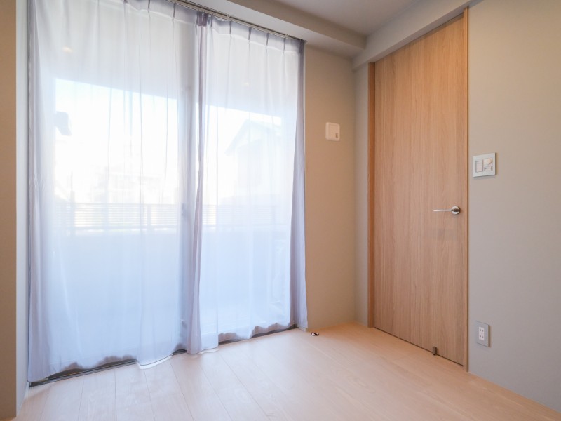 朝の光が静かに満ちていく洋室です。やさしく降り注ぐ陽光に包まれながら目覚める暮らしを実現できます。
