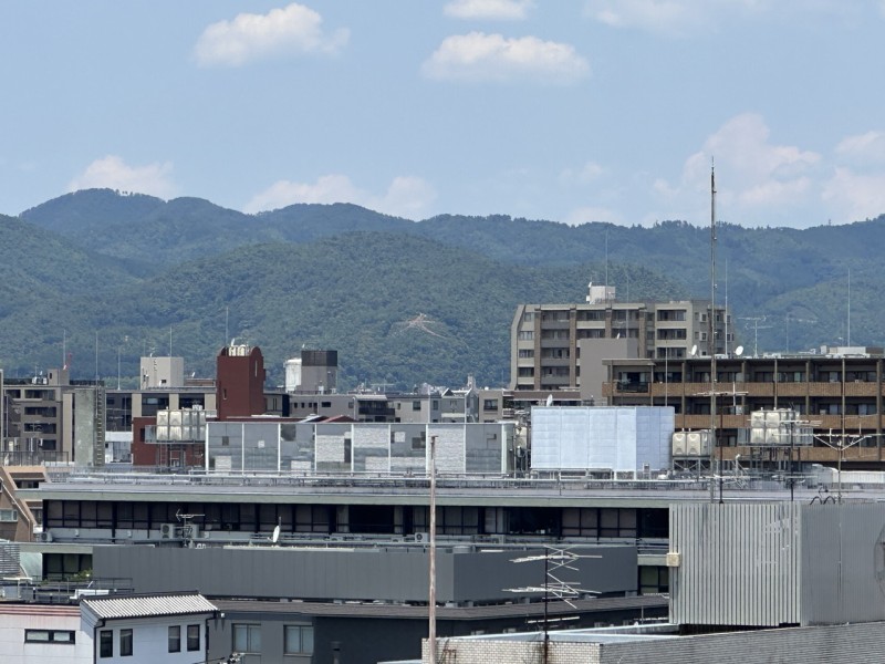 9階部分の南西角住戸、京都市登録無形民俗文化財でもある五山の送り火(大文字)を望む眺望があります。お盆の終わりを告げる五山の送り火を眺め、心穏やかな時間を過ごせます。